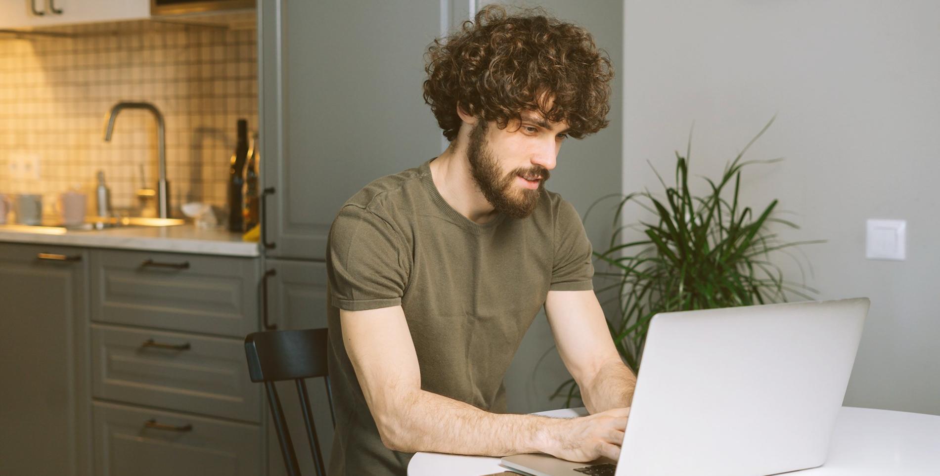 Estudiantes trabajando en ejercicios de pronósticos empresariales